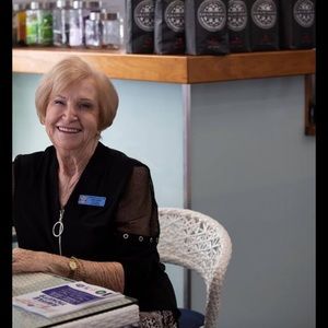 Meet your Posher, Lois